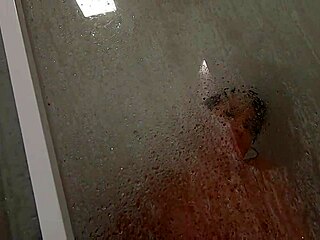 Ops, pega no banheiro dedando meu rabo grande de latina!