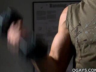 Не мога да се наситя на тоя чудовищен хуй в дупето ми с пирсинги и татутава