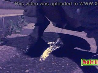 olen yksin yöllä parkkipaikalla, lasken housut alas pissatakseni julkisesti tällä seksiteipillä