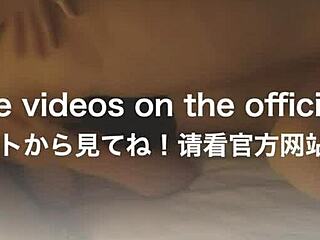 ただ妻がファンに喘ぐのを見て、夫がおもちゃで弄ぶ