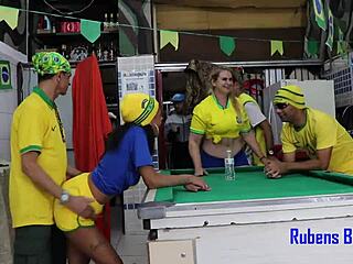 Cheerleader Rayakan Kemenangan Copa Dalam Kabaret, Jadi Orgy Liar Dengan Latina Dan Blonde 😈