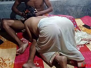 Omg, ne morem verjeti, da se je desi bhabi seks vid puščal doma