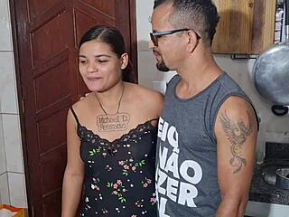 Actor nerd llega con marido dormido, me lame en fregadero de cocina y luego se une en dormitorio trailer