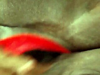 黑人熟女穿着内衣玩假阳具，剃光的阴户展示