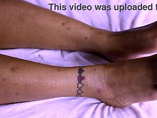 Cewek ebony seksi tebel kasih footjob, bikin cum semua di kaki cantik.