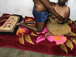 Hej, tjek denne indiske tante der bliver vild med monster pik! 😜