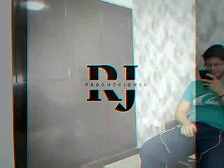 ダニエラがキャビネット掃除中に後ろから激しく犯す