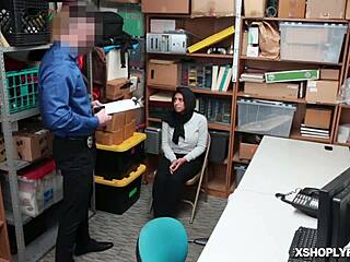 Camara de Seguridad en Cuarto de Maestra de Universidad, Curvy Chubby Voyeur Fetish