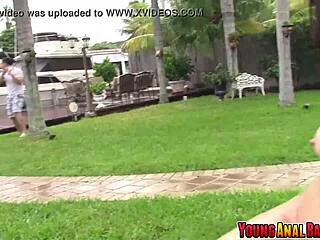 ¿Kimber Woods se come el culo mientras toma el sol?