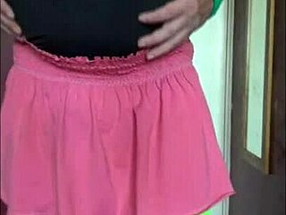 Offer your cock to this bisexual crossdresser.