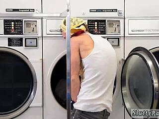 Мачеха соблазняет сыновей одноклассников в день стирки