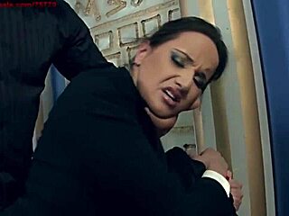 Leíró titkárnő keményen megbüntetve az irodában, spricceléssel