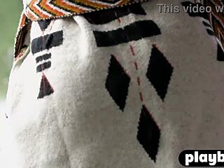 可愛いソフィーが情熱的にストリップして華奢ボディ見せつける