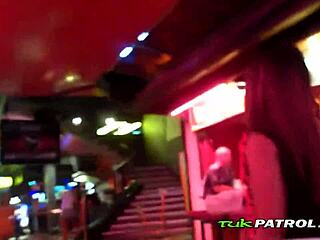 キンキーアジアンガール、ホットランジェリー着たままで屋外ファック 😏