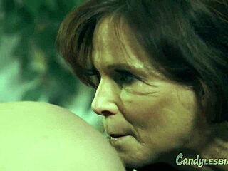 Madrastra madura seduce y folla a la novia de su hijastra