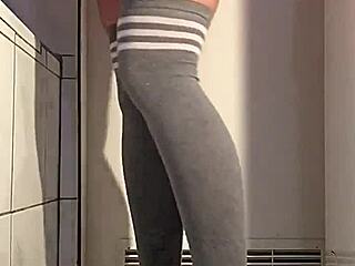 تجميعة تبول: 11 فيديو للتبول في كأس وعلى نفسي وفي الجوارب وخارج البيت وأكثر