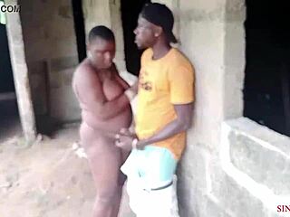 Beleza Africana Lava a Buceta Antes de Foder o Filho do Rei ao Ar Livre com Tesão Selvagem