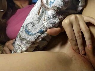 Nevlastní sestra si to dělá pod dekou, zatímco brácha kouká