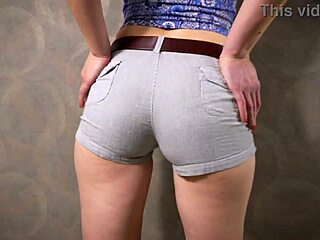 Blir galen av att se amatör-milf reta i tajta shorts och trosor