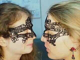 4ك ليسبيات يشاركن قبلات لسان مبللة ويجئن لحظة رومانسية حلوة