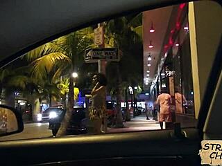 Fodros hajú Julie Kay érzi minden lökést kint. Szépsége ragyog nyilvános POV-ban