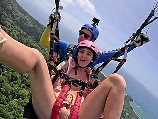 Våt och stökig extrem squirting under paragliding äventyr i Costa Rica.