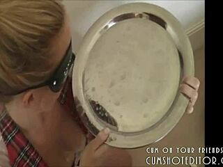 이 BDSM 씬에서 완전히 순종하는 블론드 노예가 입과 손으로 콕을 기쁘게 해요, 모든 명령 받아요