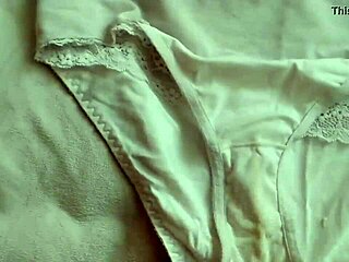 Hij vertelt hoe hij zich aftrekt met slipje van z'n vriendin