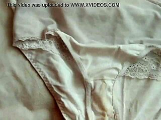 Hij vertelt hoe hij zich aftrekt met slipje van z'n vriendin