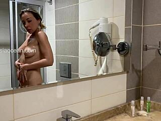 火辣邻居在车库自慰被抓，狂喷高潮！