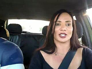 Que Loucura! Experimentar um Passeio Selvagem no Uber da Pickachu com uma Morena Gostosa