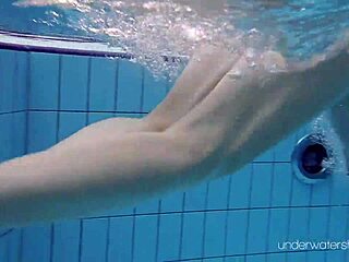 รอกซาลานา อยากว่ายน้ำกับฉันและดูหีแน่นของฉันเหรอ?