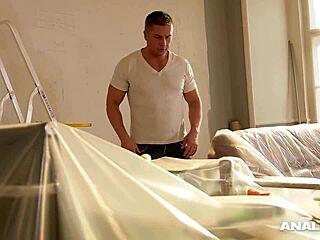 Nézd ezt a milf Lili-t, ahogy a szerelő betömi a seggét! 😜