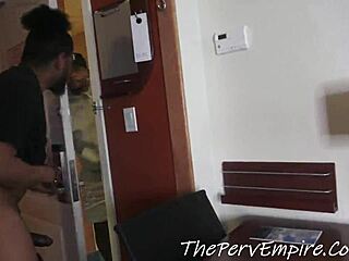 Latina de 19 años rellenada duro por dos pollas negras enormes