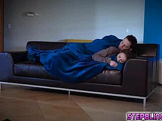 डैनी रिवर्स और रायन किंग ब्लैंकेट के नीचे टाइट हडल करके स्टीमी एक्शन करते हैं