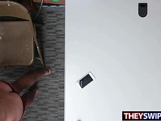 Копы лапают 18-летнюю Ави Лав в дикой встрече на работе