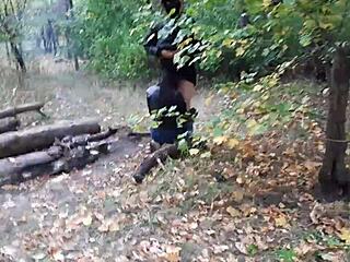 Hermosa escena lesbiana pública en el bosque junto al fuego con chicas Illusion lindas