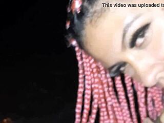 Latina-stjerne suger i utendørs scene