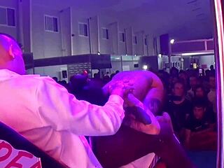 show completo milf espa�ola tatuada con grandes tetas follando en publico desde barcelona