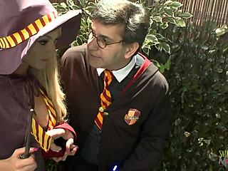 격렬한 레즈비언 그룹 섹스에서 보지 핥기와 손가락질