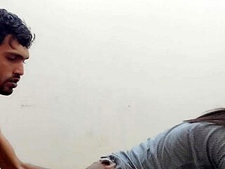 Lindinha ebony adolescente tem buceta gorda fodida duro por pau grande