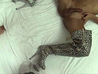 Zkušená kráska tvrdě kouří kámošův klacek