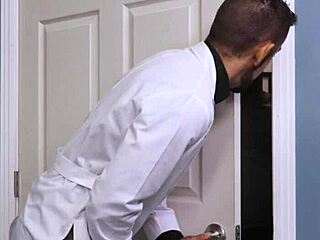 흑인 스터드한테 블로잡 해주고 의사 사무실에서 베어백 당했어.