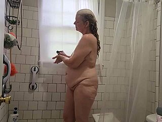 热熟妇Vee 淋浴脱衣 猛揉光滑逼