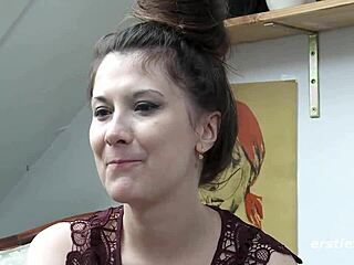 Ina & Maria stürzen sich in wilde kinky lesbische Spielerei mit Fesselspaß.