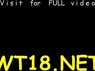 Гореща мацка дразни със секси движения в страстно състезание по смучене