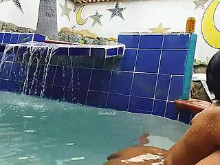 Wir zwei planschen zusammen im Pool