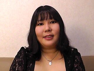 Hey, I slipped a vibrator into that chubby lingerie model Akasaka Shiori and made her cum inside!