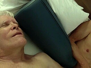 Горячий дедушка-ампутант получает фейсал от друга с большим хуем!