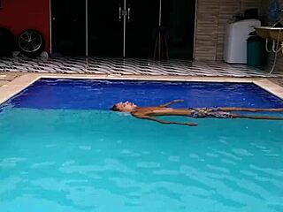 Pau Piscina Enjoys Pool Relaxation